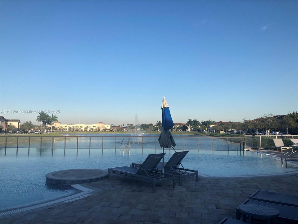 Под контрактом: $1,600 (5 спален, 4 ванн, 412 Квадратных фут)