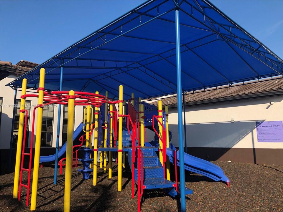 Под контрактом: $1,600 (5 спален, 4 ванн, 412 Квадратных фут)