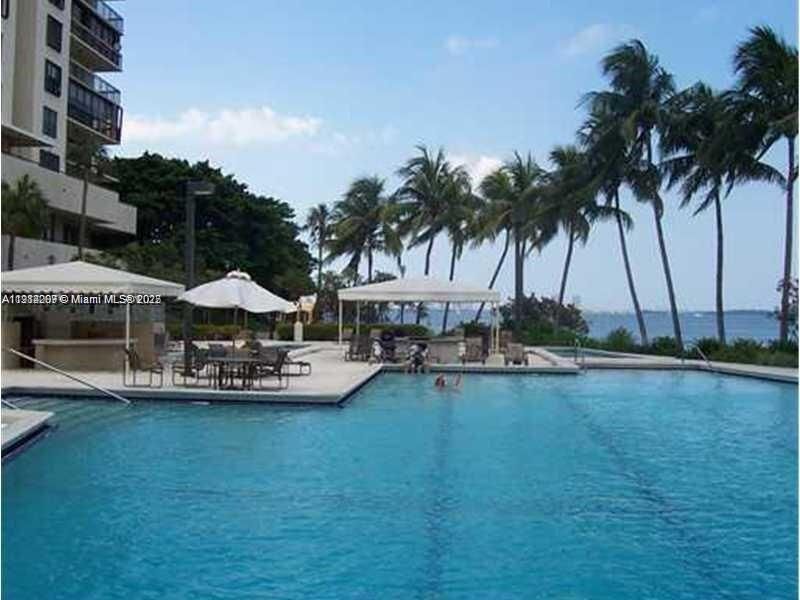 Activo con contrato: $3,600 (2 camas, 2 baños, 1100 Pies cuadrados)