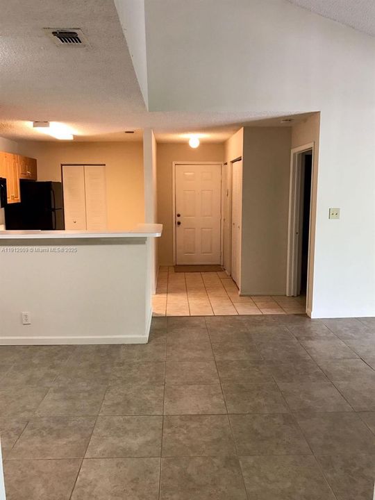 Active With Contract: $1,900 (2 beds, 2 baths, 1114 Square Feet)