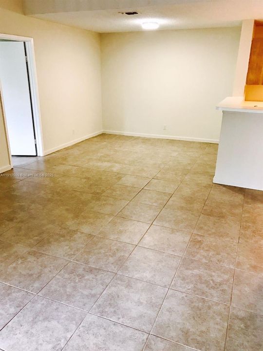 Active With Contract: $1,900 (2 beds, 2 baths, 1114 Square Feet)