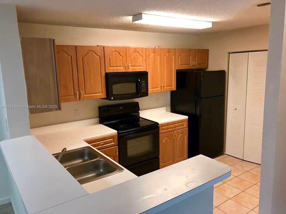 Active With Contract: $1,900 (2 beds, 2 baths, 1114 Square Feet)