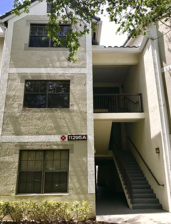 Active With Contract: $1,900 (2 beds, 2 baths, 1114 Square Feet)