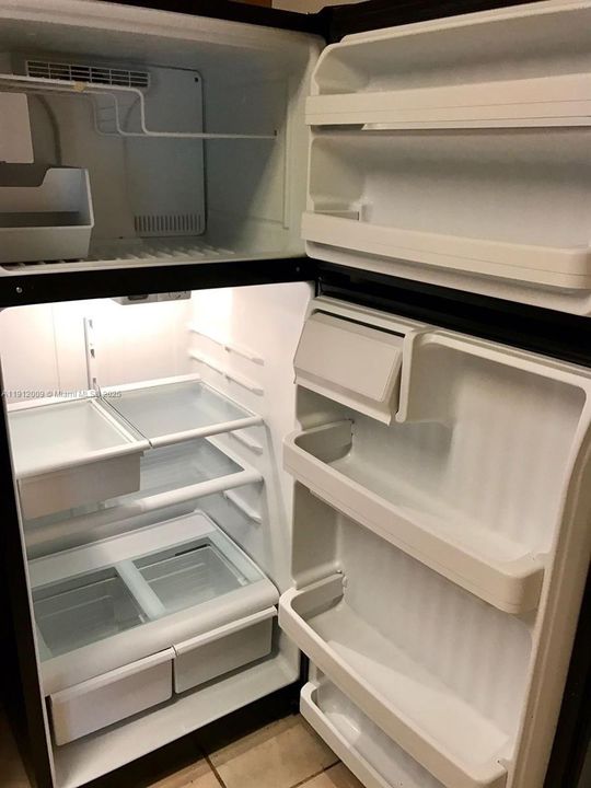 Active With Contract: $1,900 (2 beds, 2 baths, 1114 Square Feet)