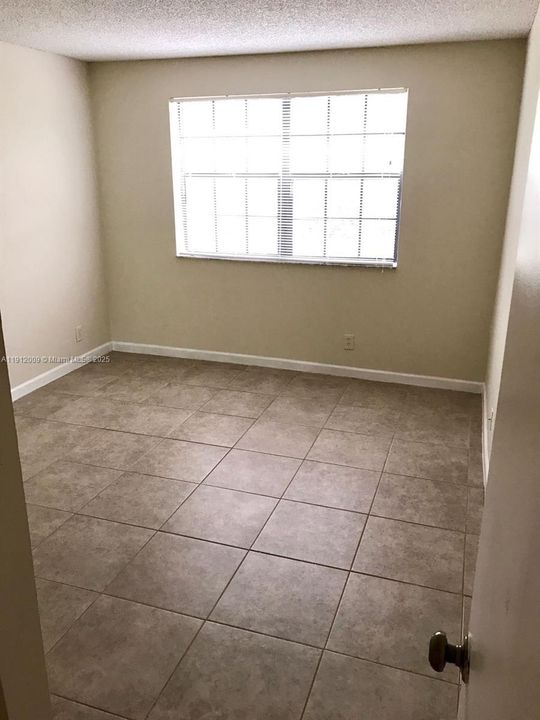 Active With Contract: $1,900 (2 beds, 2 baths, 1114 Square Feet)