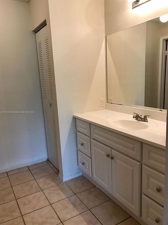 Active With Contract: $1,900 (2 beds, 2 baths, 1114 Square Feet)