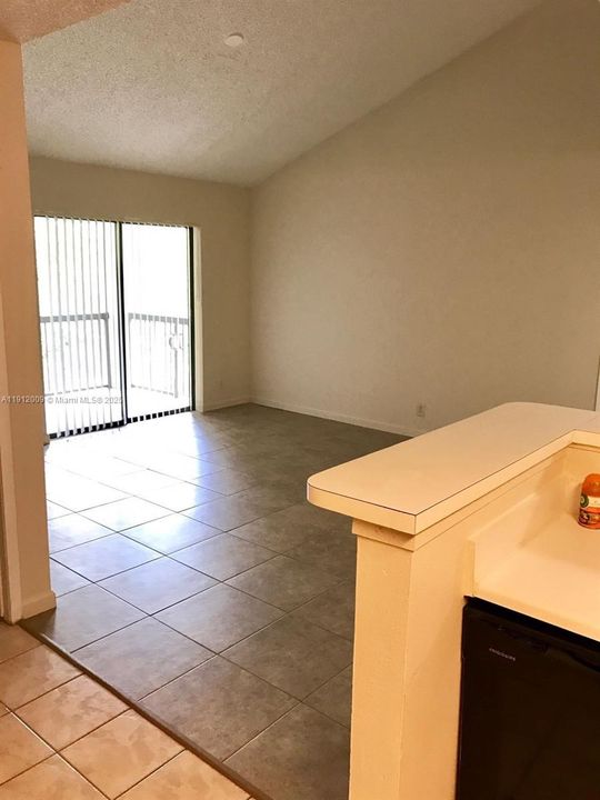Active With Contract: $1,900 (2 beds, 2 baths, 1114 Square Feet)