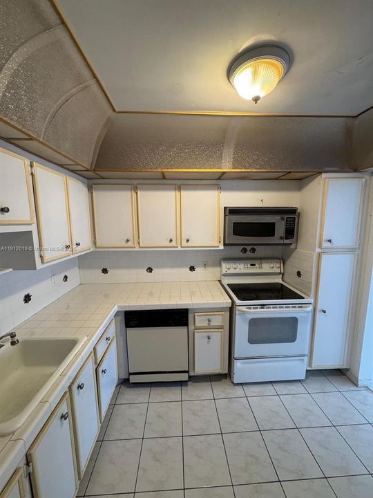 For Rent: $1,600 (1 beds, 1 baths, 790 Square Feet)