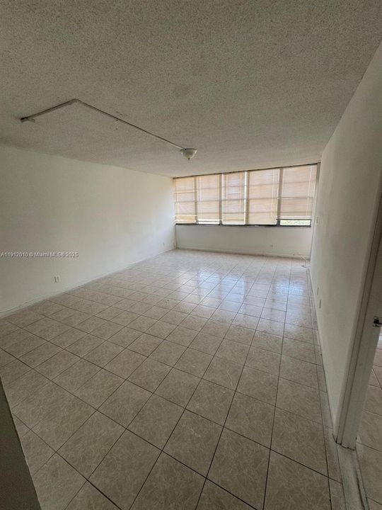 For Rent: $1,600 (1 beds, 1 baths, 790 Square Feet)