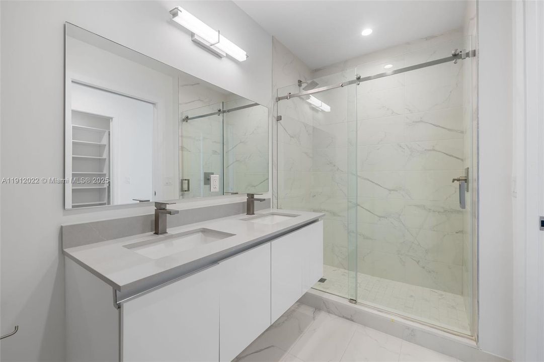 Под контрактом: $5,404 (3 спален, 2 ванн, 1674 Квадратных фут)