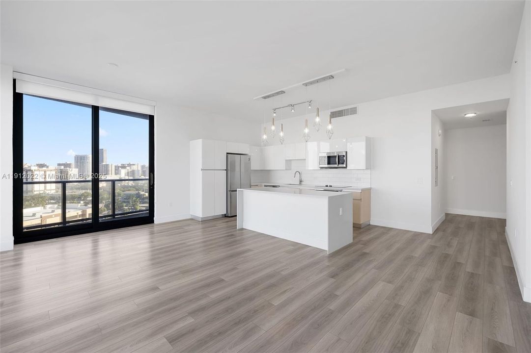 Под контрактом: $5,404 (3 спален, 2 ванн, 1674 Квадратных фут)