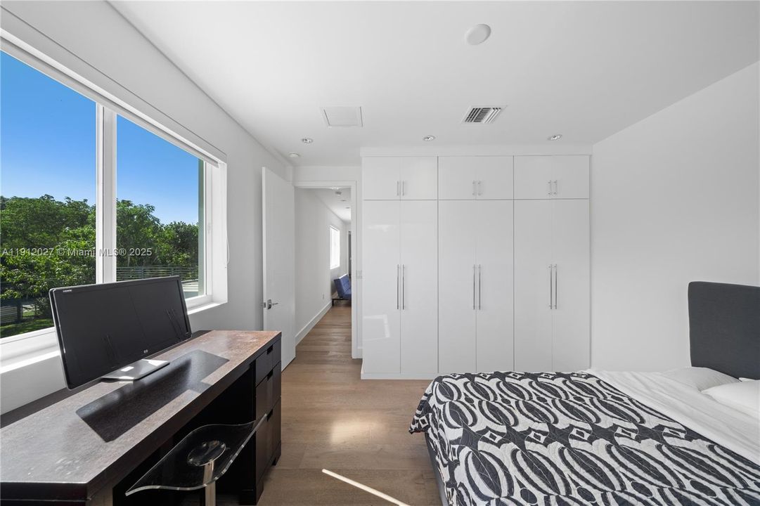 For Sale: $3,695,000 (5 beds, 5 baths, 3848 Square Feet)