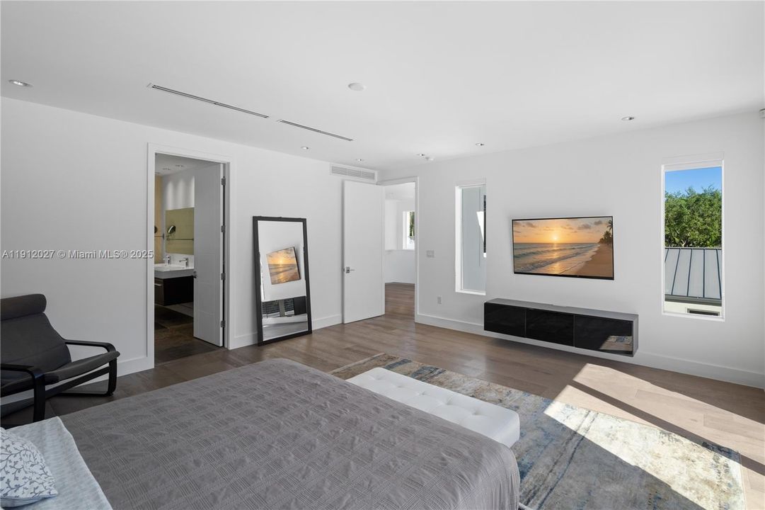 For Sale: $3,695,000 (5 beds, 5 baths, 3848 Square Feet)