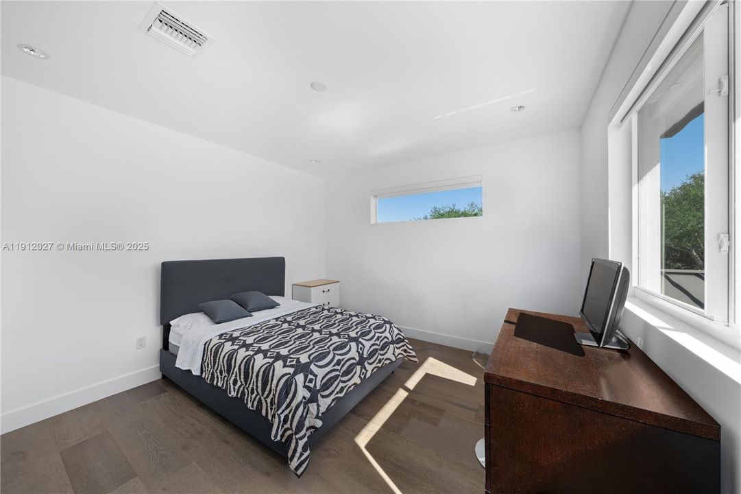 For Sale: $3,695,000 (5 beds, 5 baths, 3848 Square Feet)