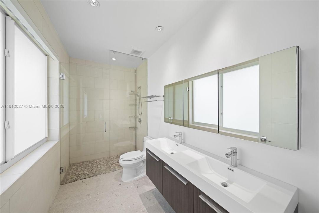 For Sale: $3,695,000 (5 beds, 5 baths, 3848 Square Feet)