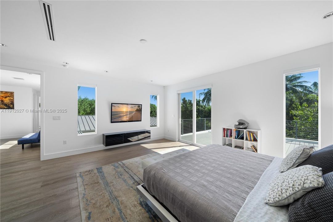 For Sale: $3,695,000 (5 beds, 5 baths, 3848 Square Feet)