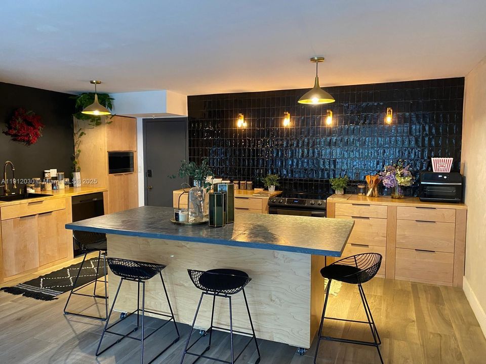 Active With Contract: $4,500 (2 beds, 2 baths, 1325 Square Feet)