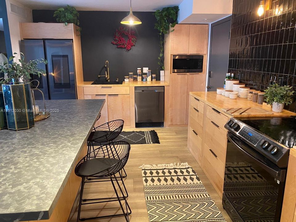 Active With Contract: $4,500 (2 beds, 2 baths, 1325 Square Feet)