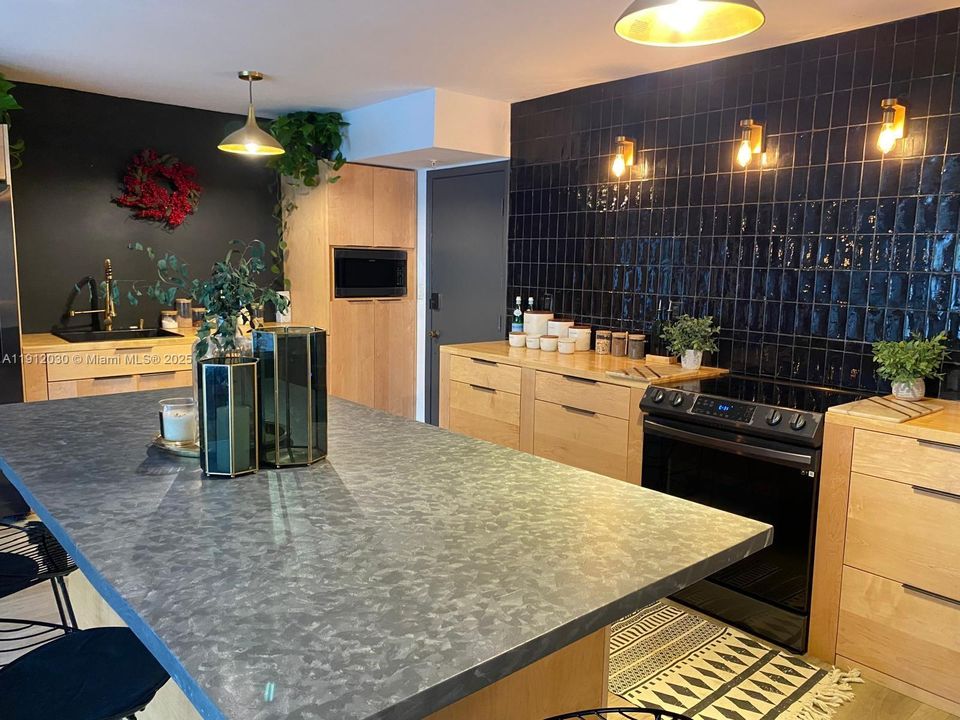 Active With Contract: $4,500 (2 beds, 2 baths, 1325 Square Feet)