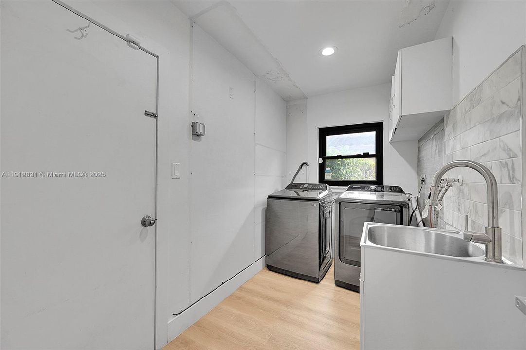 待售: $780,000 (4 贝兹, 3 浴室, 2225 平方英尺)