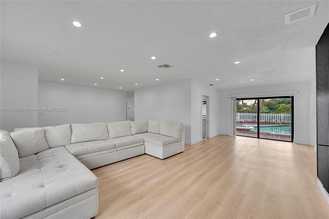 待售: $780,000 (4 贝兹, 3 浴室, 2225 平方英尺)