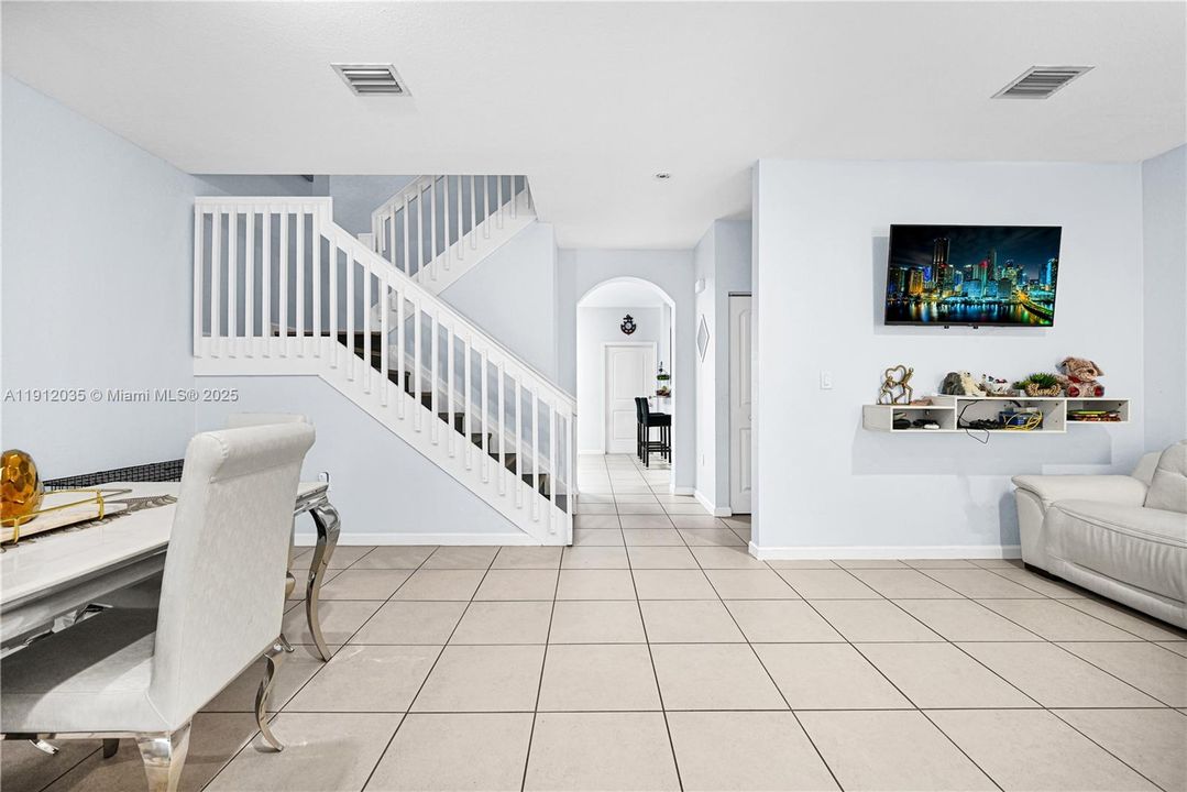 For Sale: $339,900 (2 beds, 2 baths, 1408 Square Feet)