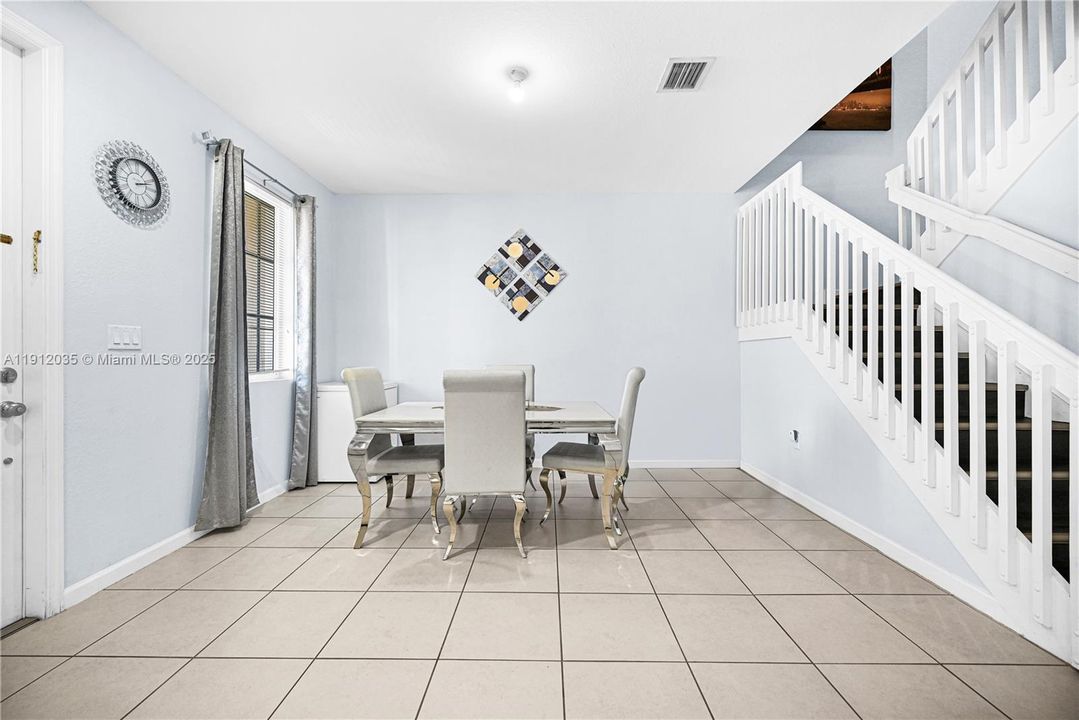 For Sale: $339,900 (2 beds, 2 baths, 1408 Square Feet)