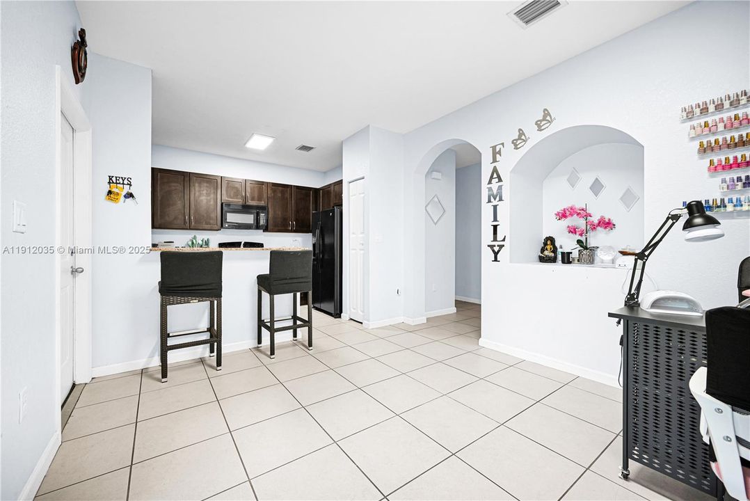For Sale: $339,900 (2 beds, 2 baths, 1408 Square Feet)