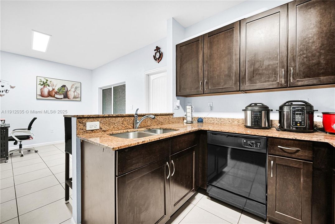 For Sale: $339,900 (2 beds, 2 baths, 1408 Square Feet)