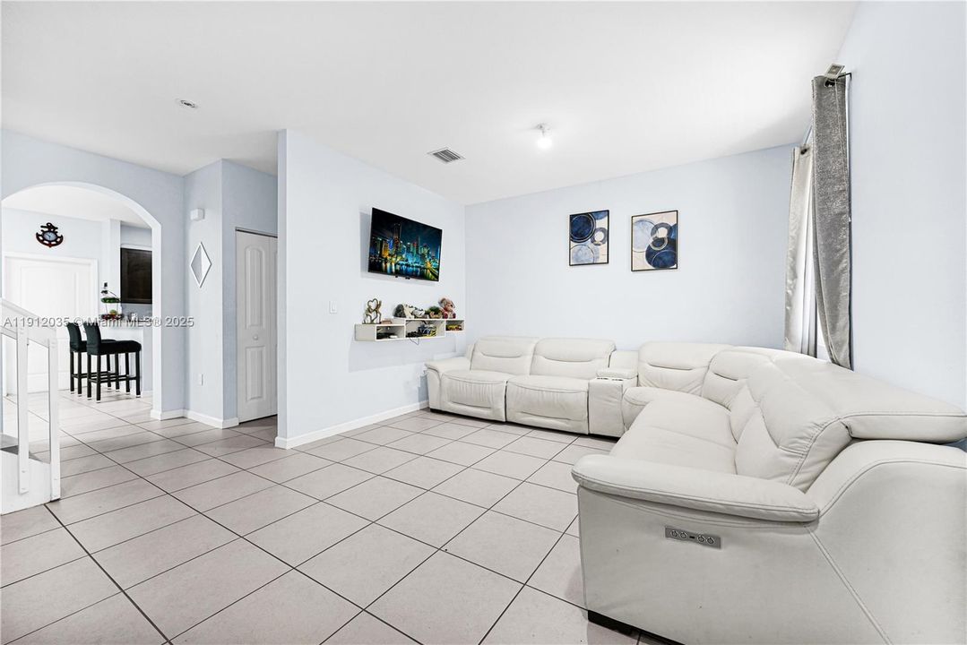 For Sale: $339,900 (2 beds, 2 baths, 1408 Square Feet)