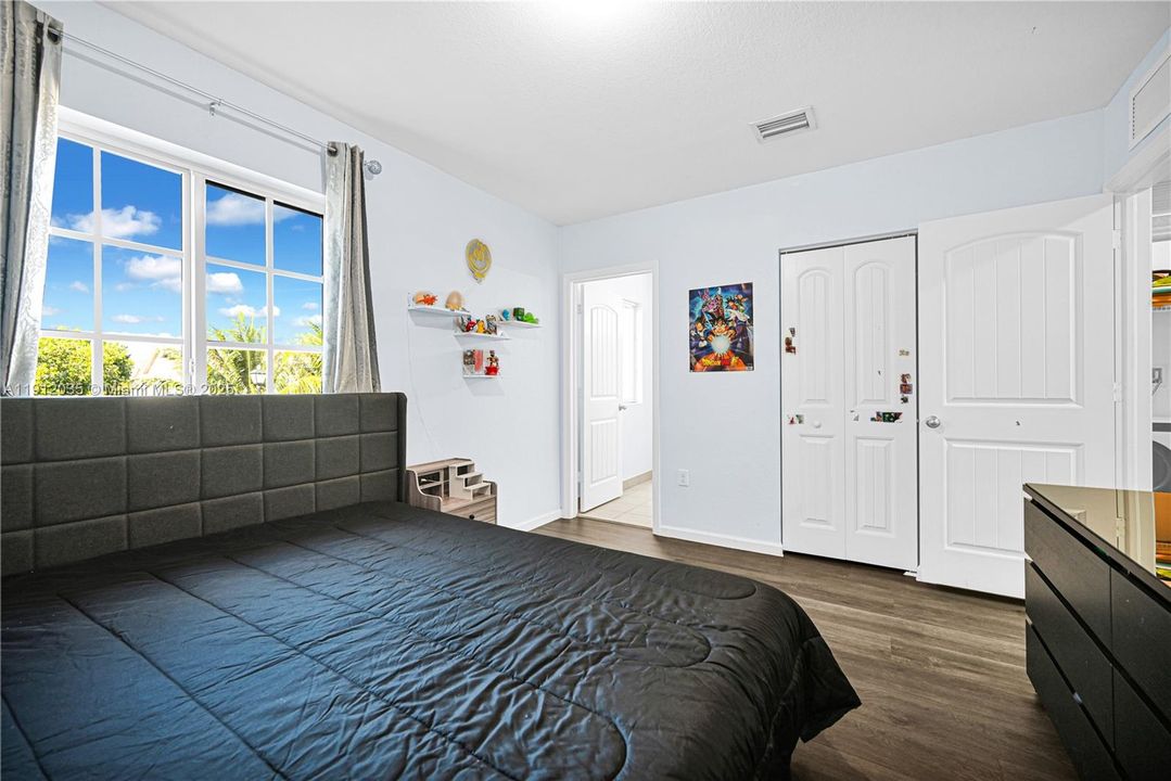 For Sale: $339,900 (2 beds, 2 baths, 1408 Square Feet)