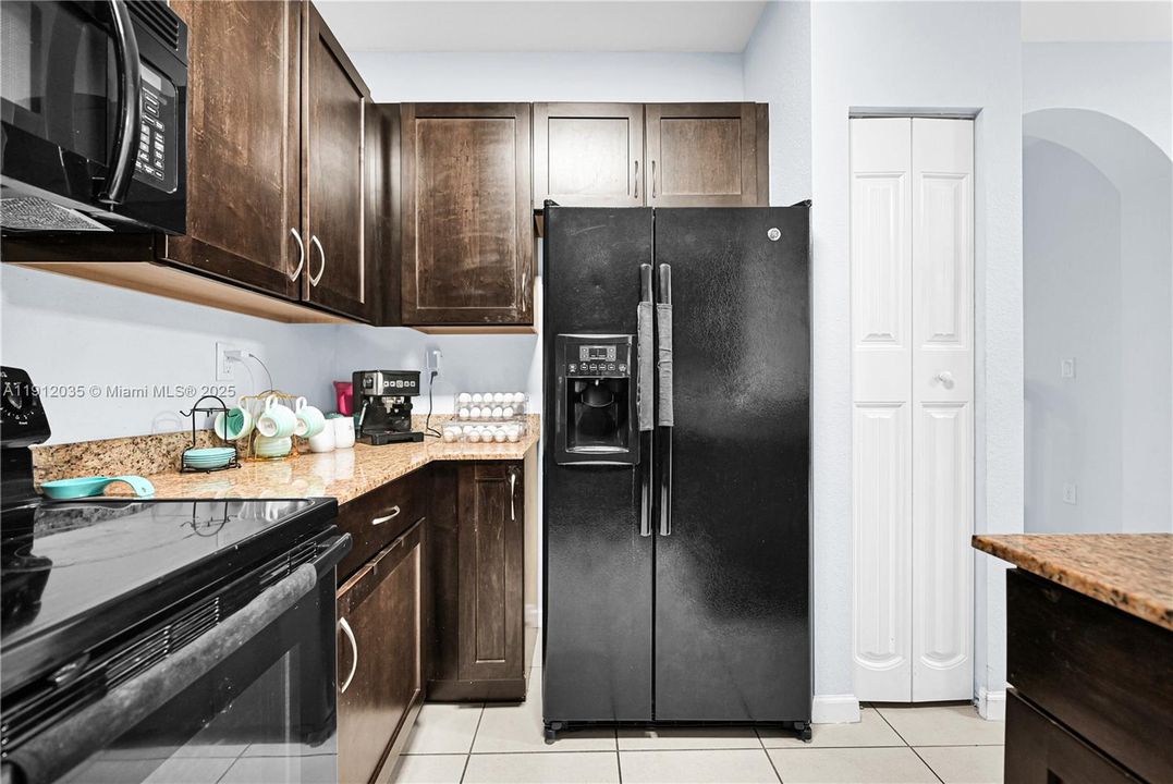 For Sale: $339,900 (2 beds, 2 baths, 1408 Square Feet)