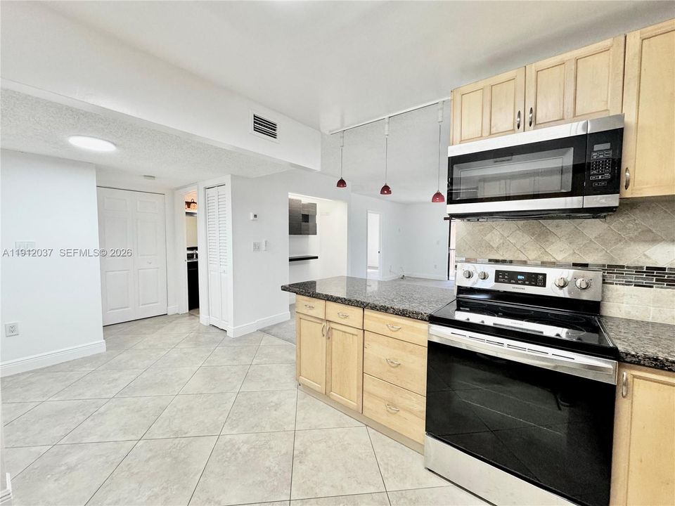 В аренду: $2,350 (2 спален, 2 ванн, 1080 Квадратных фут)