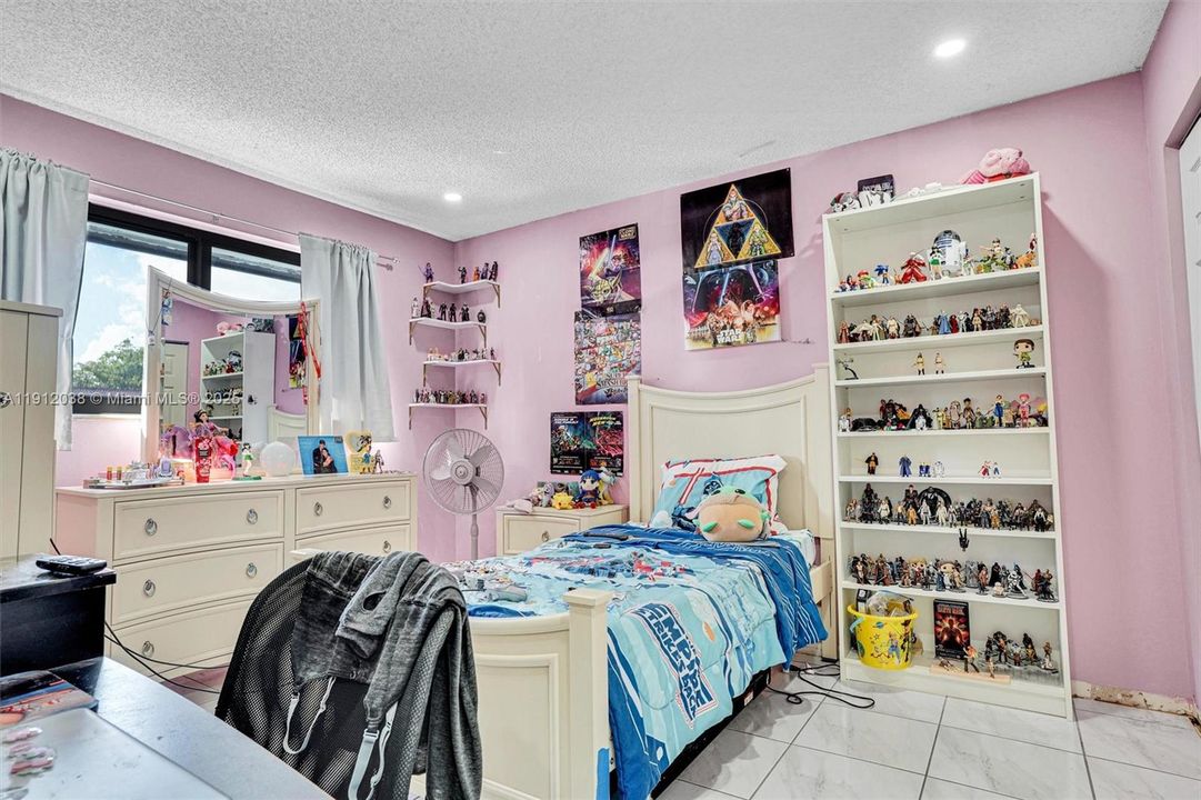 Под контрактом: $560,000 (3 спален, 2 ванн, 1800 Квадратных фут)