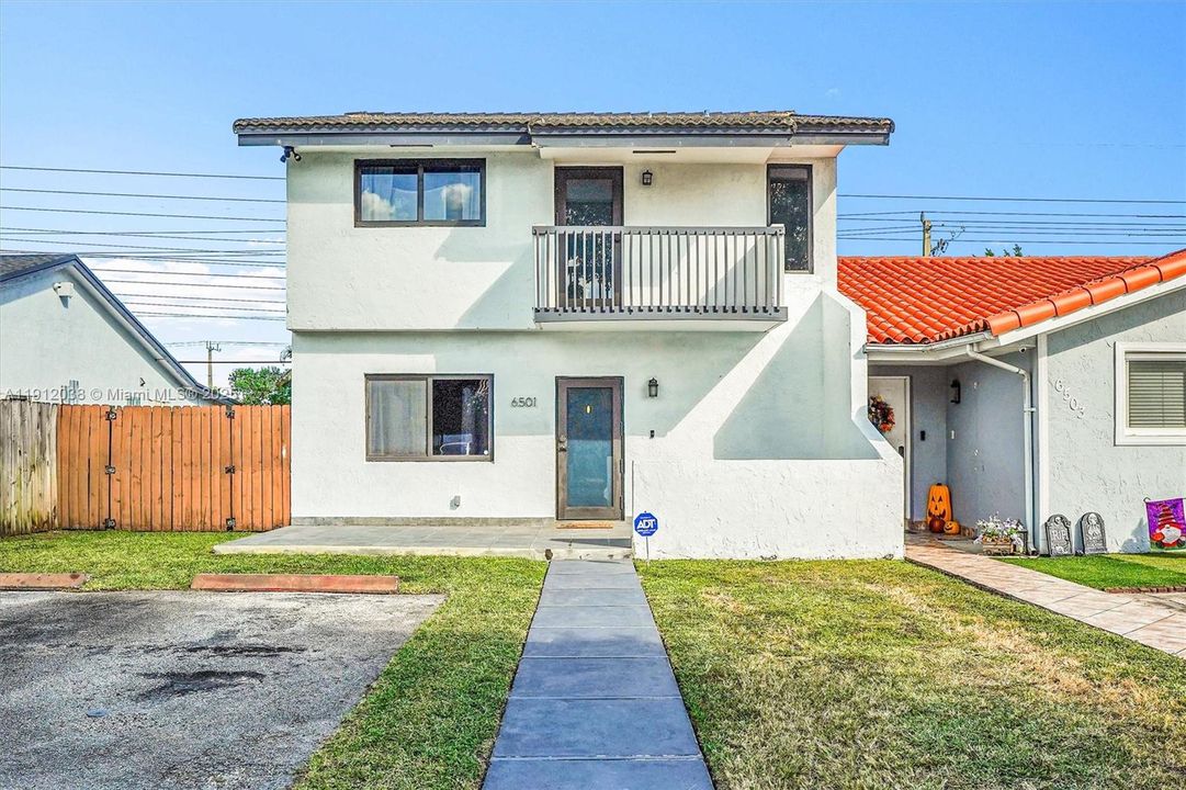 Под контрактом: $560,000 (3 спален, 2 ванн, 1800 Квадратных фут)