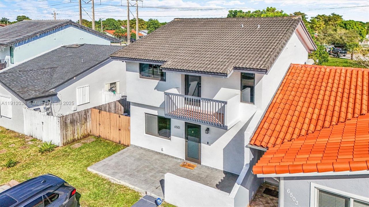 Под контрактом: $560,000 (3 спален, 2 ванн, 1800 Квадратных фут)