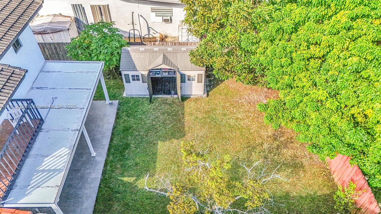 Под контрактом: $560,000 (3 спален, 2 ванн, 1800 Квадратных фут)