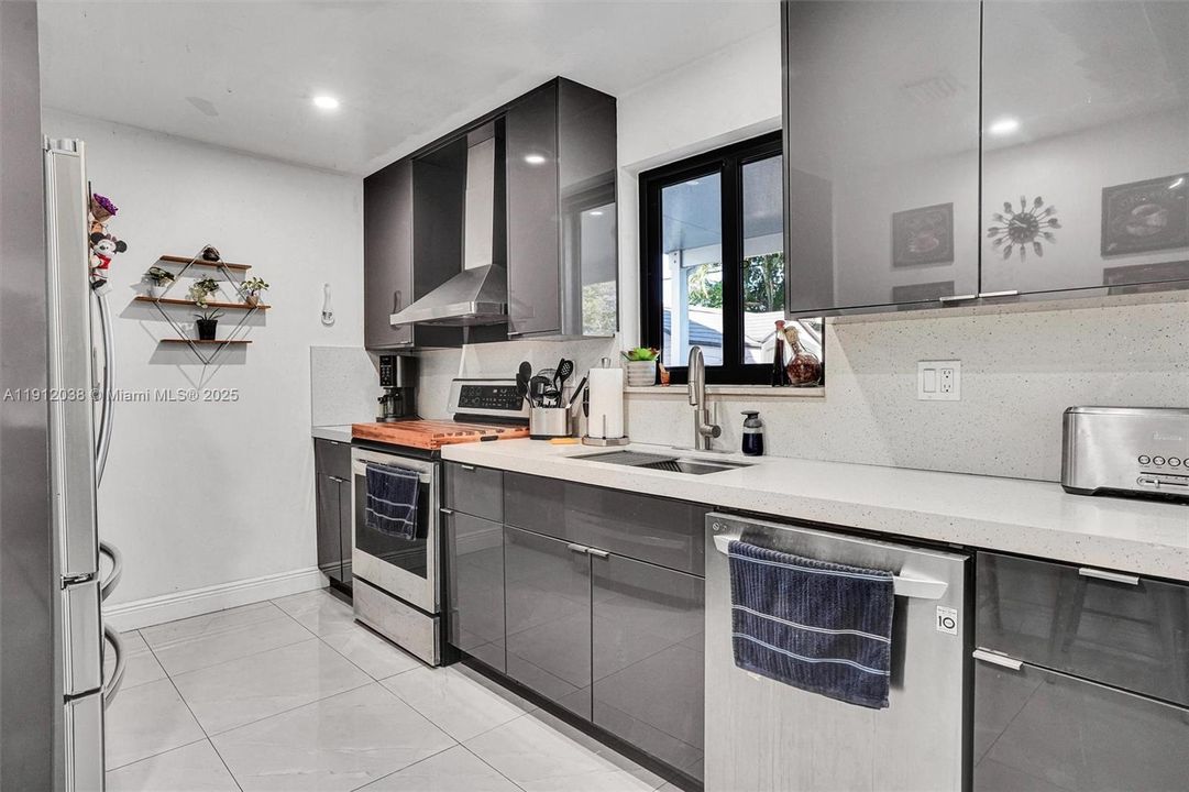 Под контрактом: $560,000 (3 спален, 2 ванн, 1800 Квадратных фут)