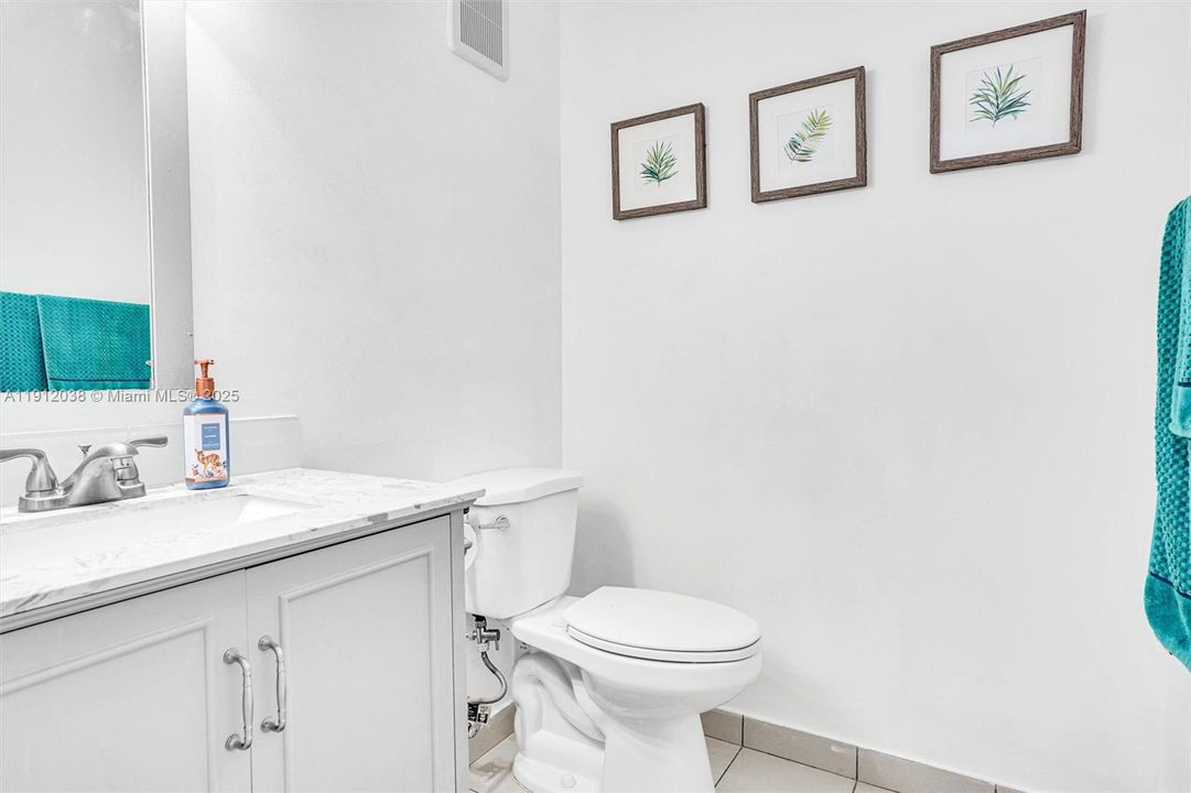 Под контрактом: $560,000 (3 спален, 2 ванн, 1800 Квадратных фут)