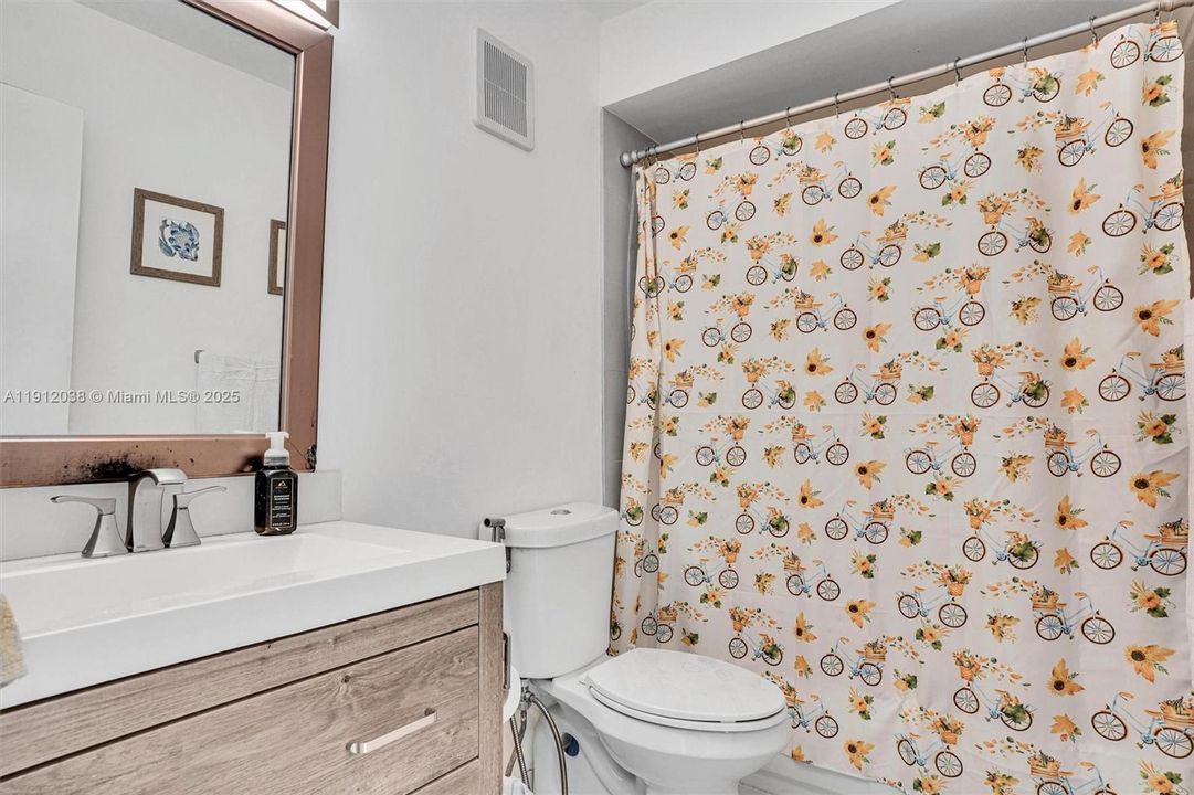 Под контрактом: $560,000 (3 спален, 2 ванн, 1800 Квадратных фут)