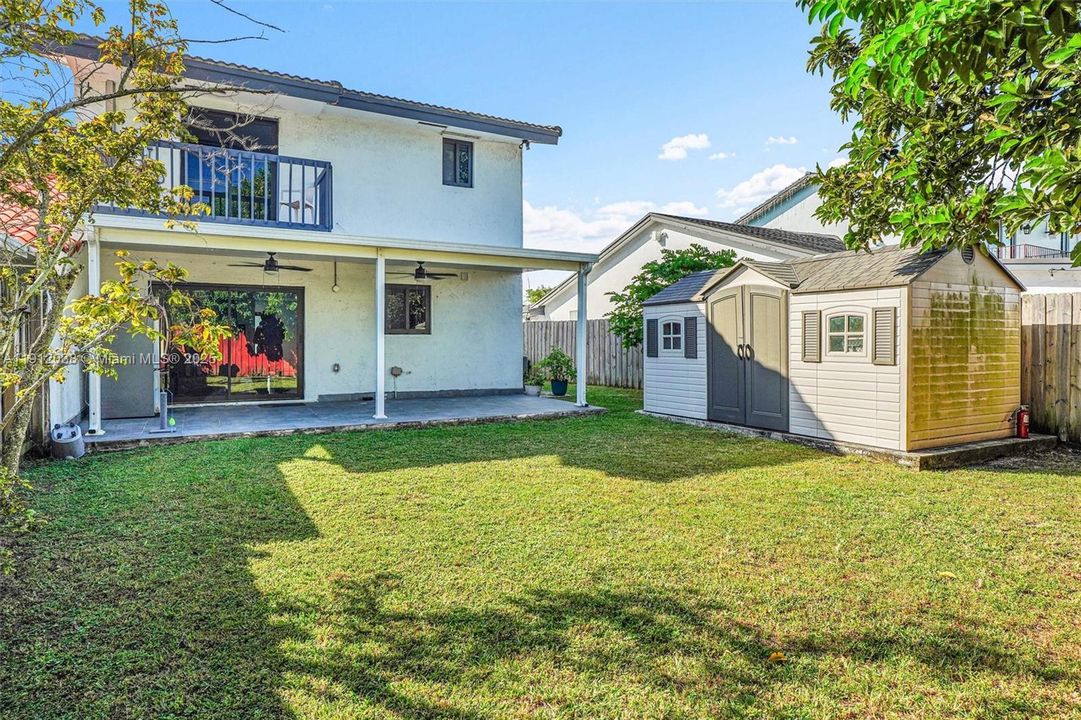 Под контрактом: $560,000 (3 спален, 2 ванн, 1800 Квадратных фут)