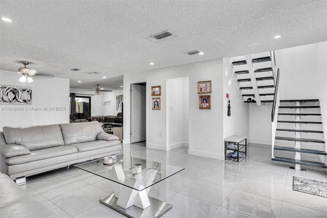 Под контрактом: $560,000 (3 спален, 2 ванн, 1800 Квадратных фут)