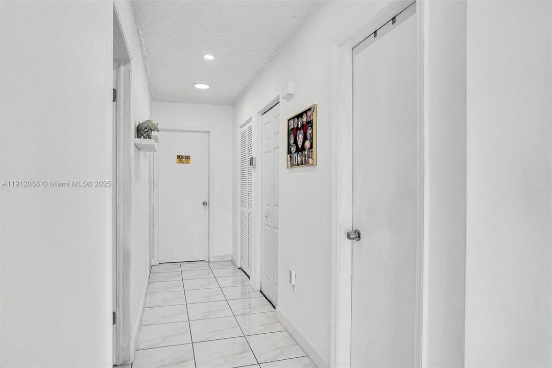 Под контрактом: $560,000 (3 спален, 2 ванн, 1800 Квадратных фут)