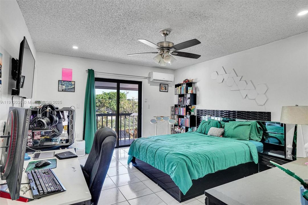 Под контрактом: $560,000 (3 спален, 2 ванн, 1800 Квадратных фут)