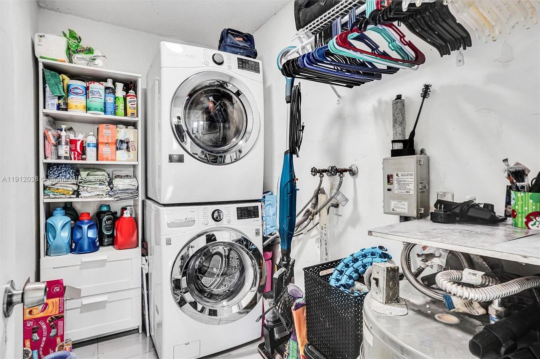 Под контрактом: $560,000 (3 спален, 2 ванн, 1800 Квадратных фут)