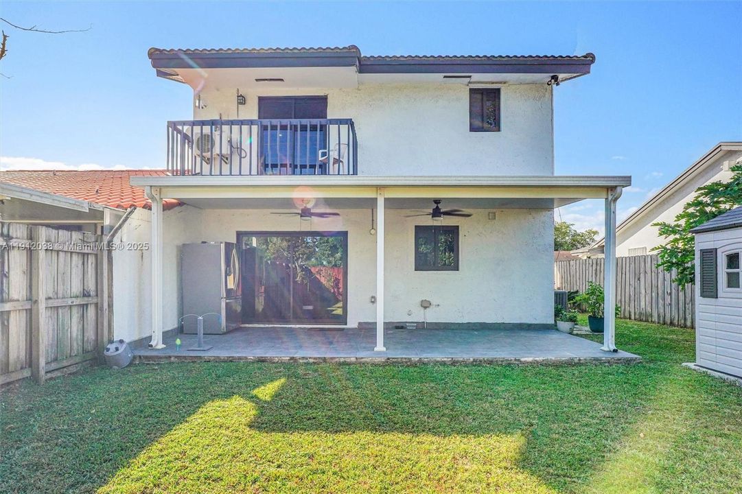 Под контрактом: $560,000 (3 спален, 2 ванн, 1800 Квадратных фут)