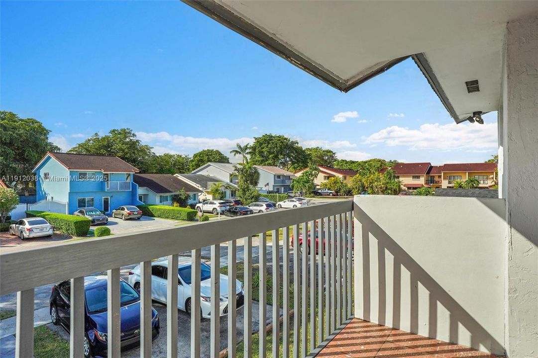 Под контрактом: $560,000 (3 спален, 2 ванн, 1800 Квадратных фут)