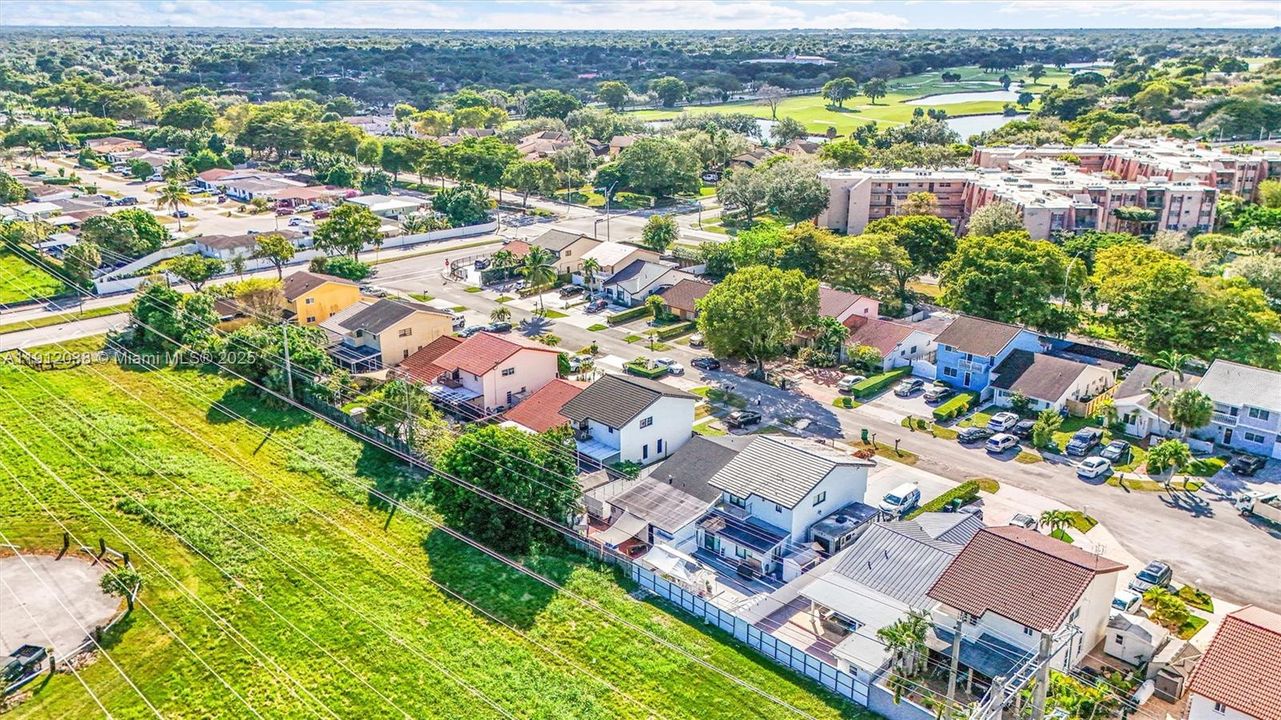 Под контрактом: $560,000 (3 спален, 2 ванн, 1800 Квадратных фут)