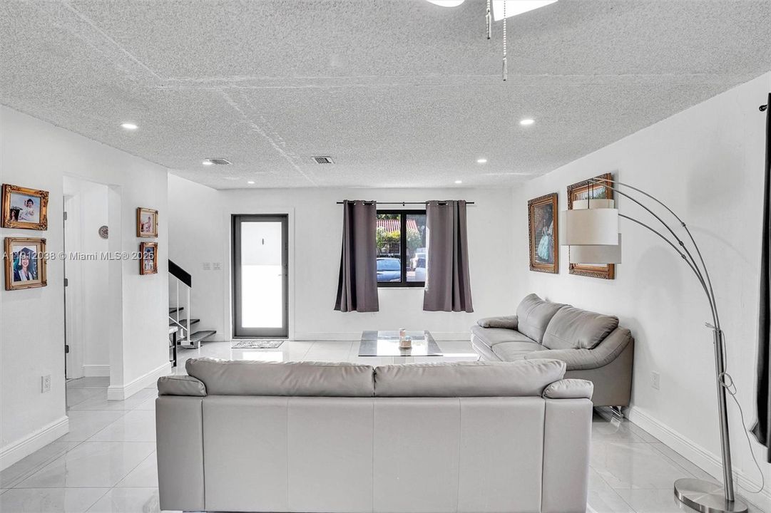 Под контрактом: $560,000 (3 спален, 2 ванн, 1800 Квадратных фут)