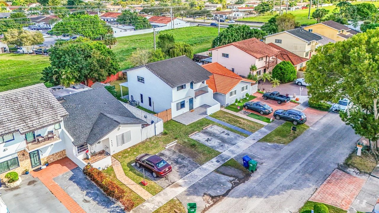 Под контрактом: $560,000 (3 спален, 2 ванн, 1800 Квадратных фут)